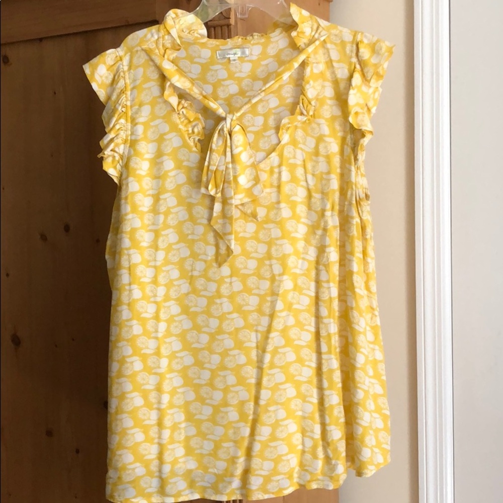Ruffled sleeveless lemon top